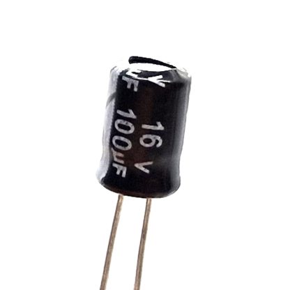 Capacitor 100uF 16V 5 mm x 7 mm (Ø x h) ±20%.